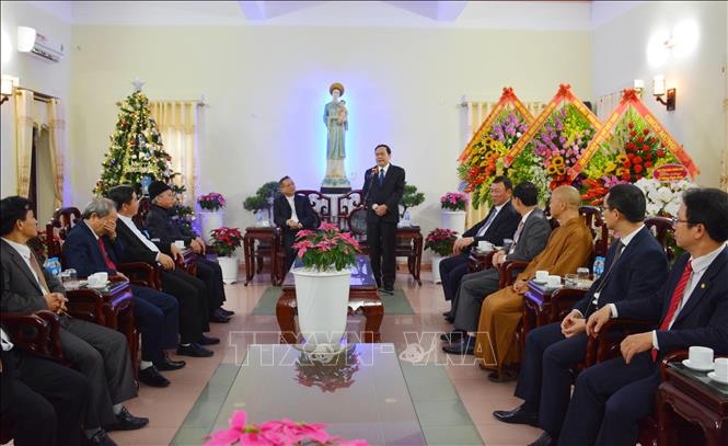 VFF leader pays 2021 Christmas visit to Bui Chu diocese